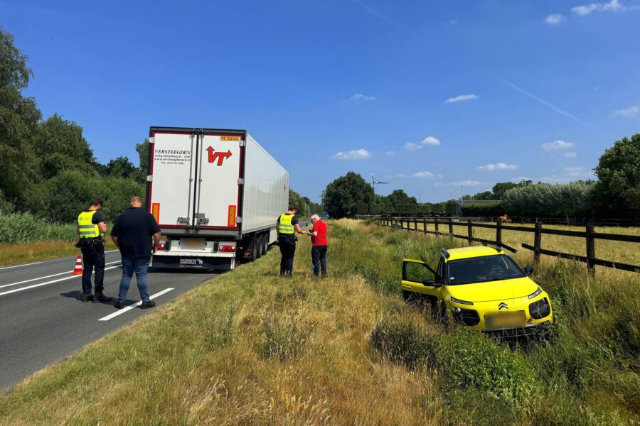 Ongeval op N272 bij Gemert: auto belandt in sloot na mislukte inhaalpoging