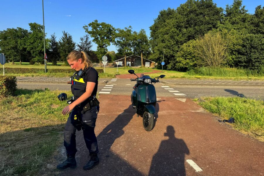 Scooterrijder ziet auto over het hoofd tijdens oversteken