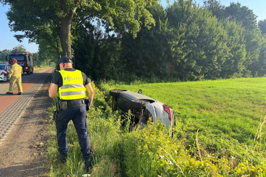 Vrouw raakt met auto van de weg en belandt in sloot