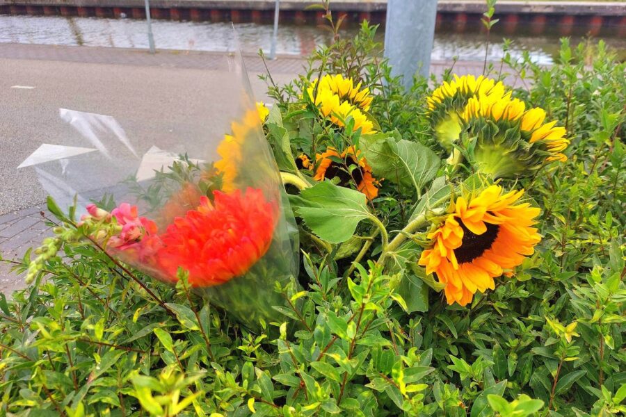 Bloemen na tragisch ongeval op de Kanaaldijk-Zuid in Eindhoven