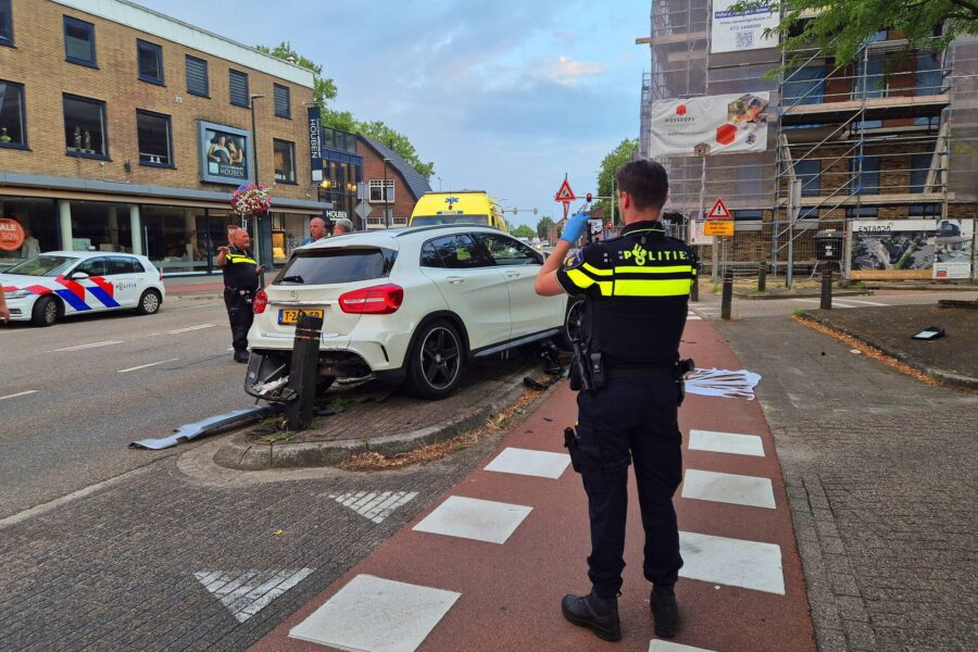 Auto eindigt tegen paal bij ongeval in Geldrop