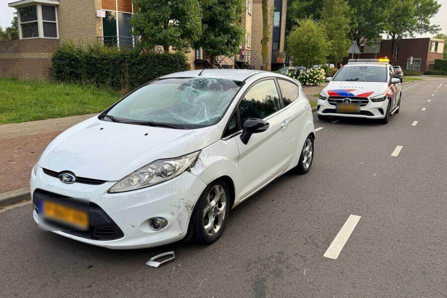 Frontale aanrijding tussen brommer en auto in Gemert