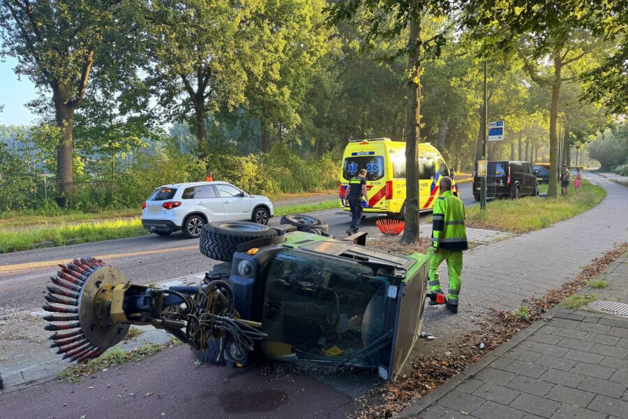 Veegwagen op zijn kant na aanrijding met bestelbus