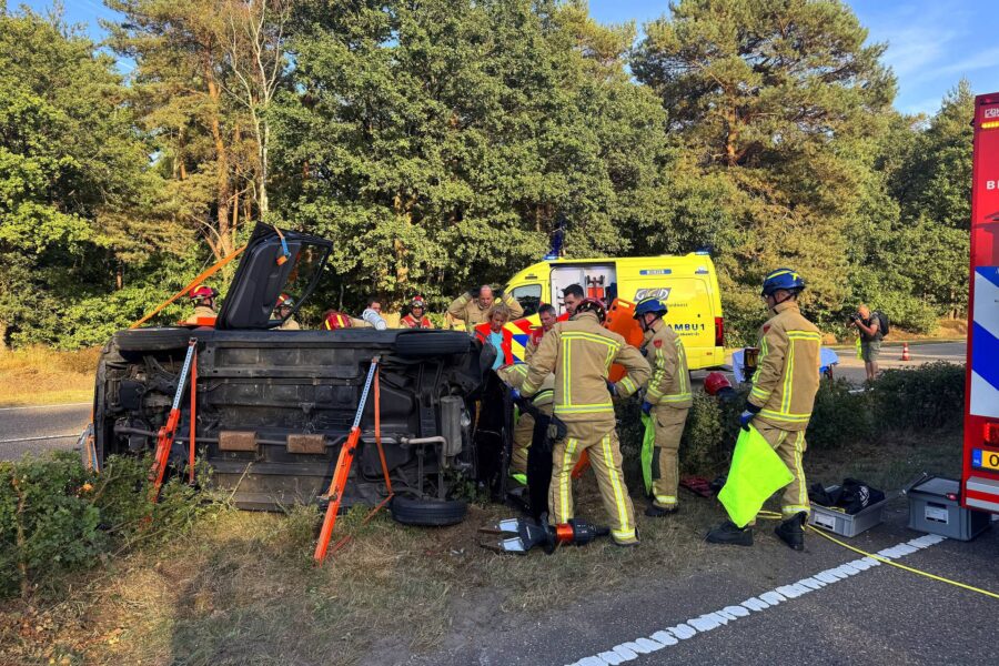 Auto op z’n kant na ernstige aanrijding in Eindhoven