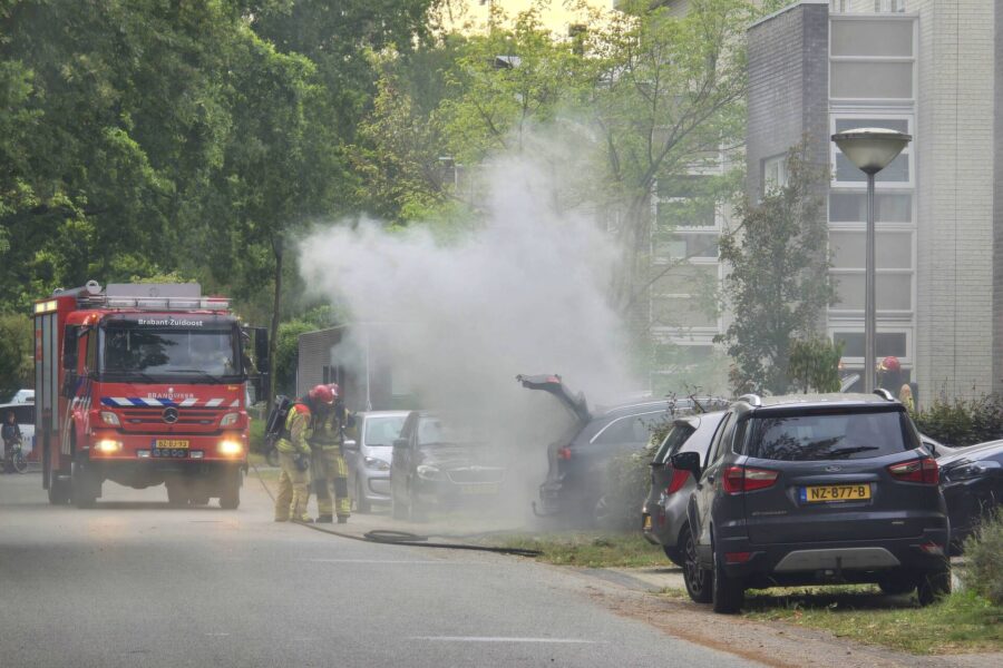 Brand in elektrische auto bij woning in Eindhoven