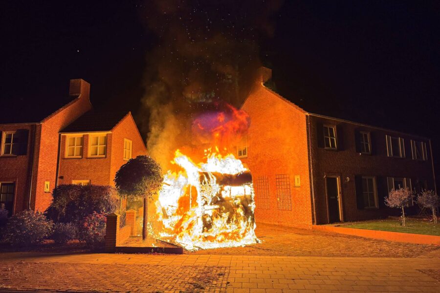 Caravan in lichterlaaie op oprit van woning in Gemert