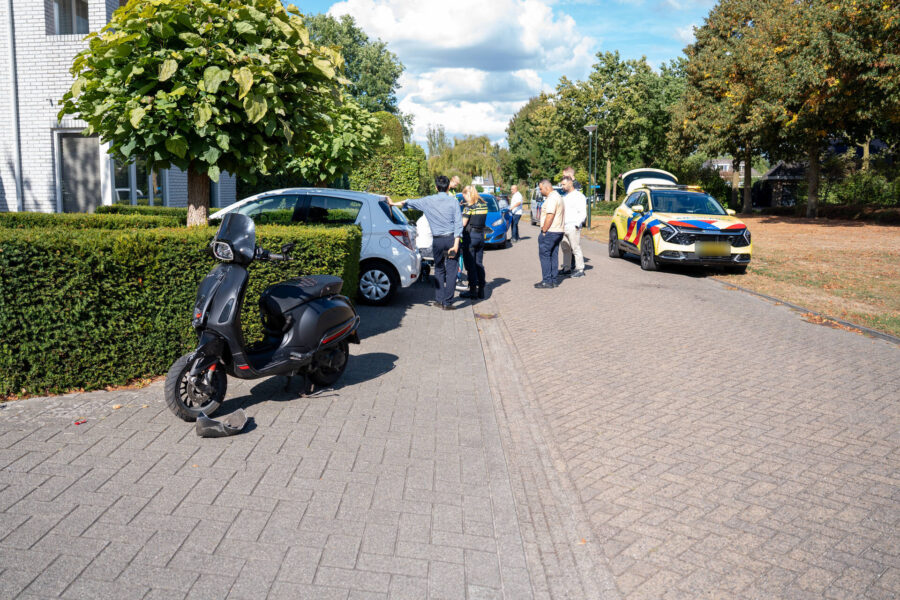 Scooter botst op achteruitrijdende auto