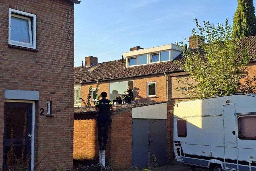 Man zegt vuurwapen te hebben en klimt op dak in Nuenen
