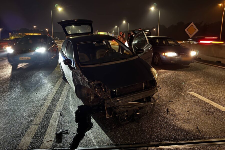 Auto verliest wiel door forse aanrijding