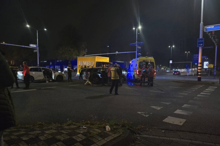 Ongeval Geldropseweg: personenauto botst op Jumbo-bus in Eindhoven