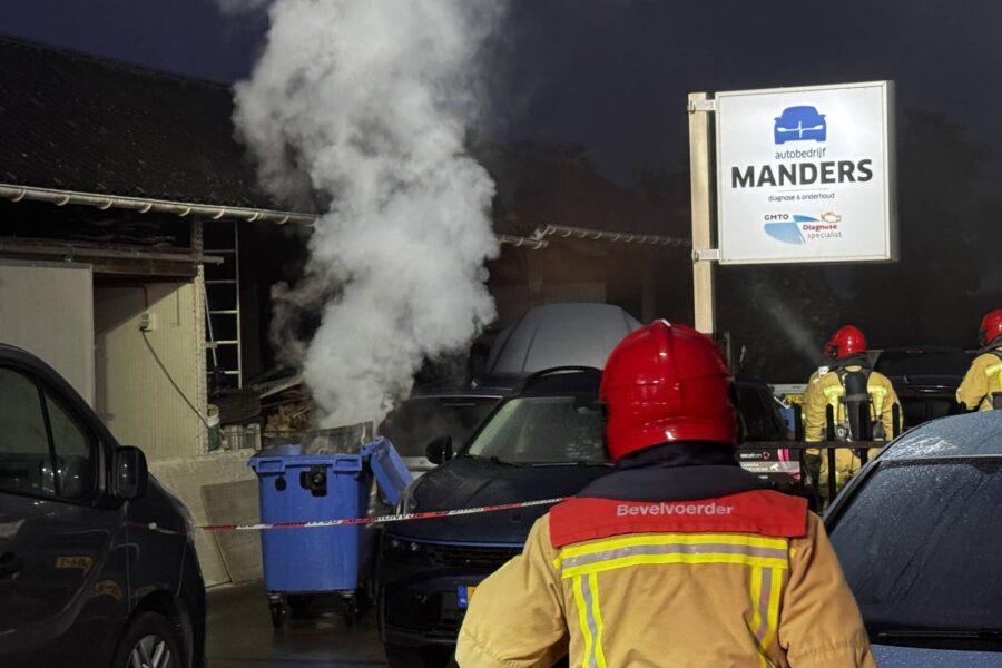 Brand in autobedrijf snel onder controle