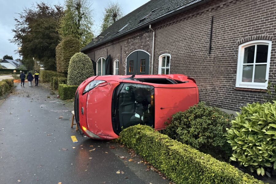 Auto slaat over de kop in Gemert, vrouw komt met de schrik vrij
