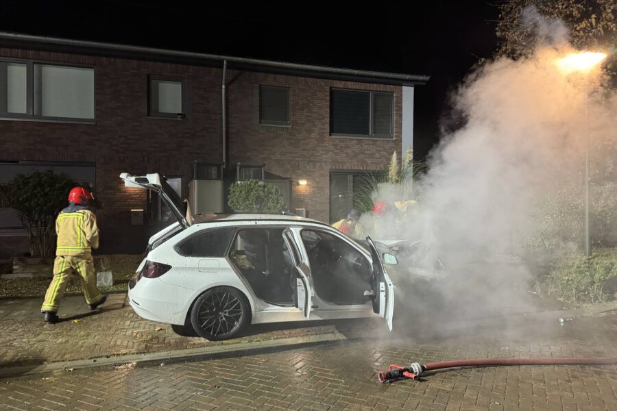 Auto zwaar beschadigd door brand in Gemert, politie onderzoekt brandstichting