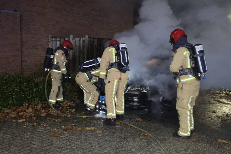 Auto brandt volledig uit aan de Goorstraat in Geldrop