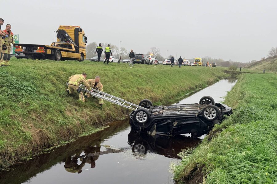 Auto belandt op kop in sloot, bestuurder gewond naar ziekenhuis