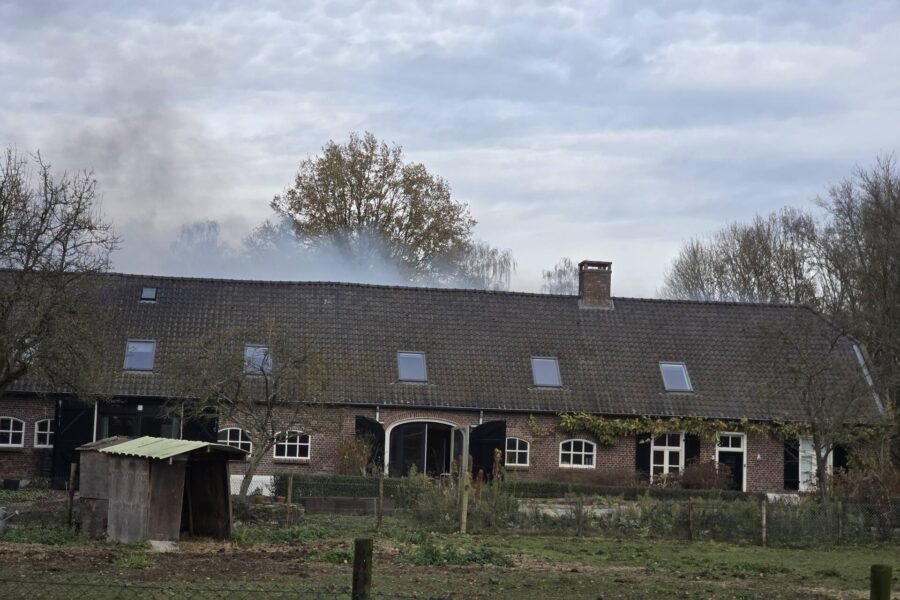 Rookwolken stijgen boven woning uit