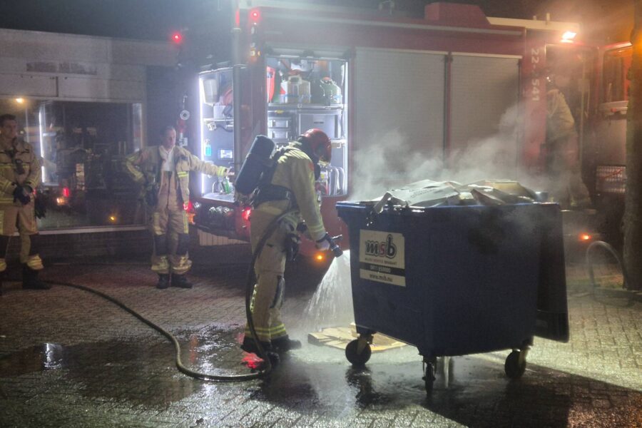 Brandweer dooft brand in papiercontainer Geldrop