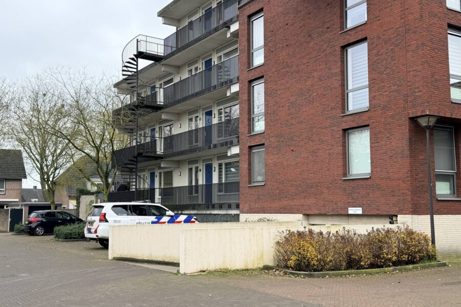 Politie en recherche doorzoeken woning vanwege mogelijke explosief