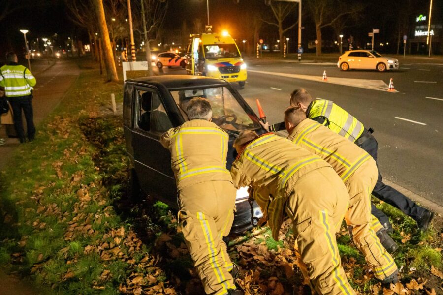 Invalidevoertuig slaat over de kop bij aanrijding in Eindhoven