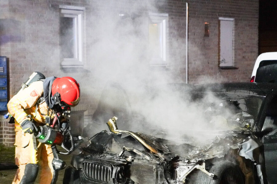 Geparkeerde auto verwoest door brand