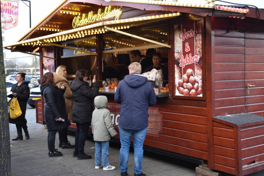 Oudejaarsdag in Geldrop: Geduldig wachten op de laatste bollen van het jaar