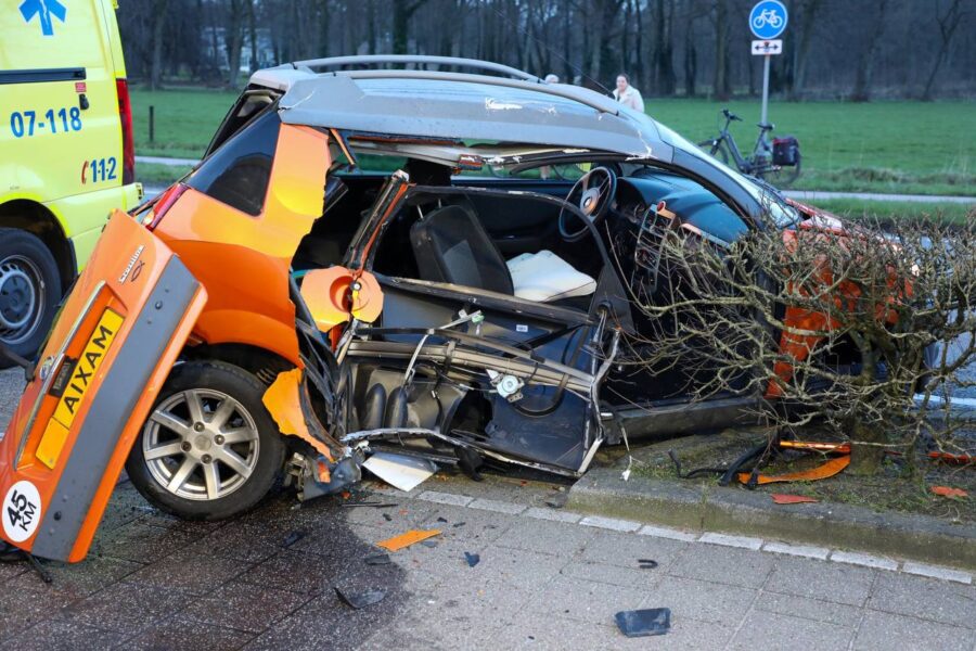Bestuurder brommobiel ziet motorrijder over het hoofd met harde botsing tot gevolg