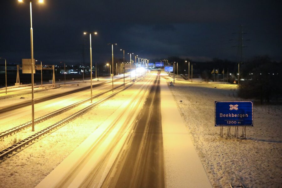 Rijkswaterstaat adviseert: blijf woensdag thuis vanwege sneeuwchaos