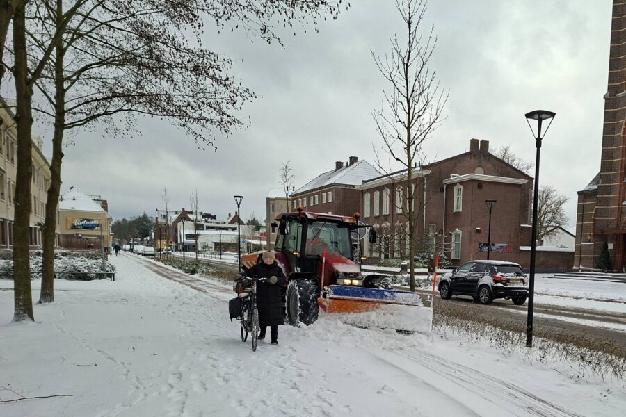 Sneeuwval zorgt voor verkeerschaos en gesloten scholen in regio Waalre