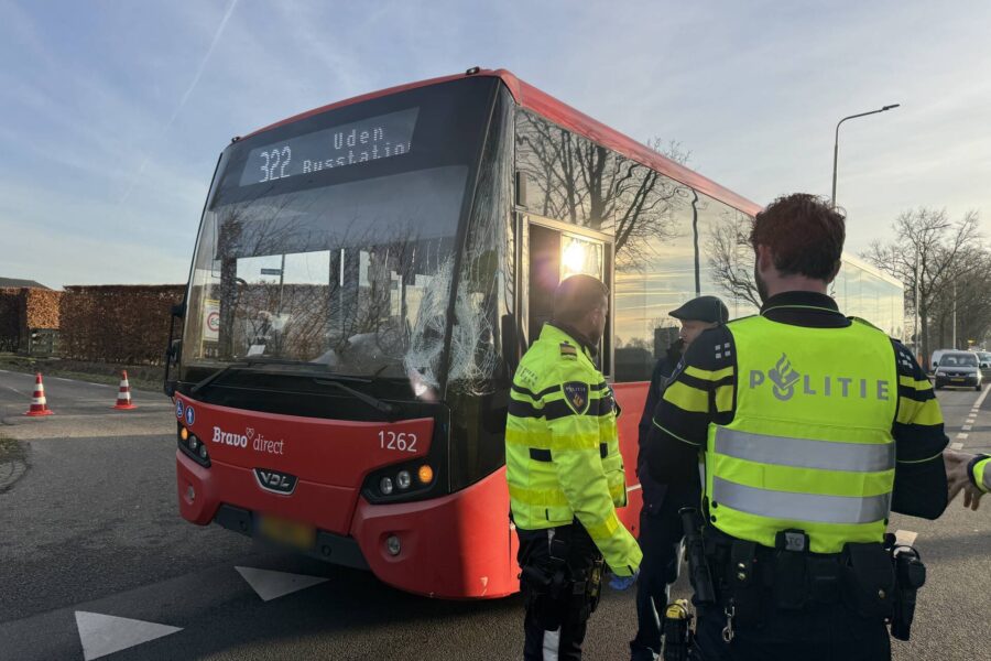 Fietser ernstig gewond bij aanrijding met lijnbus