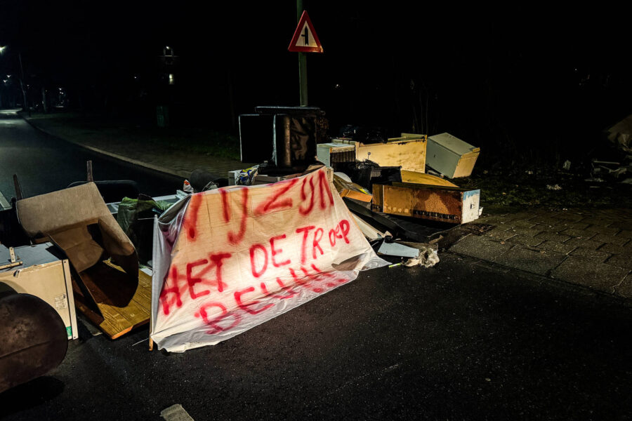 Bewoners woonwagencentrum de Peij in Gemert blokkeren straat door afvaldump
