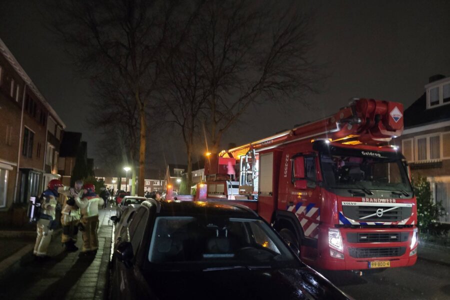 Brandweer veegt schoorsteen van woning in Geldrop
