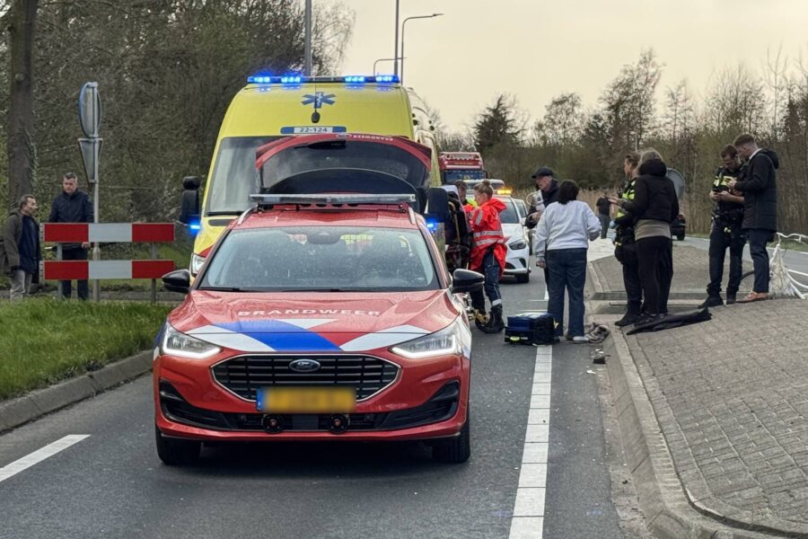 Fietsster zwaargewond na botsing met vrachtwagen op de N272 bij Gemert