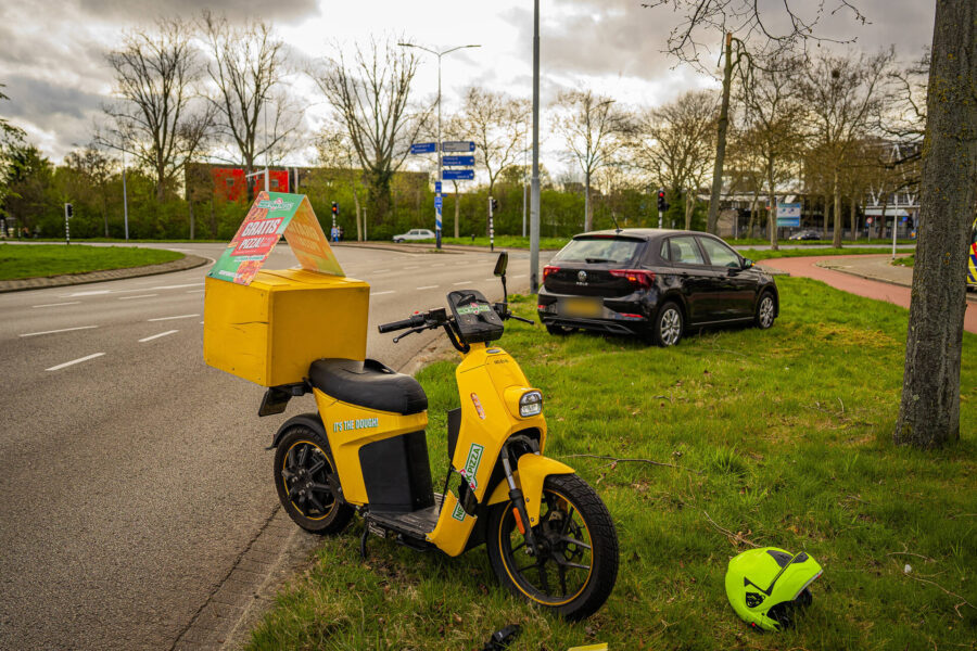 Scooterrijder lichtgewond na botsing op de Karel de Grotelaan in Eindhoven