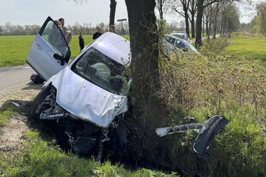 Ravage na ernstig ongeluk in Gemert: voertuigen total loss