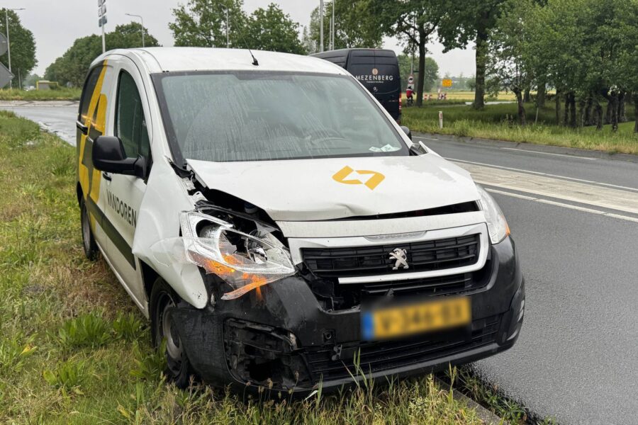 Ongeval tussen bestelbus en auto op N272