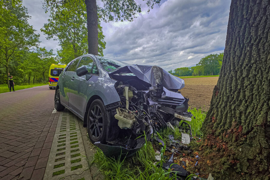 Auto botst frontaal tegen boom in Nuenen; twee gewonden