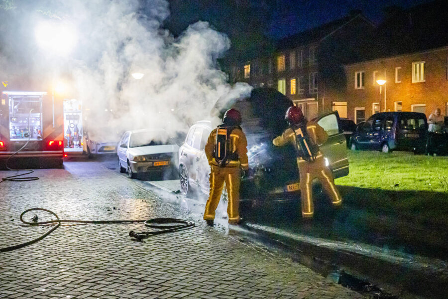 Politie vermoedt brandstichting na felle autobrand in Eindhoven