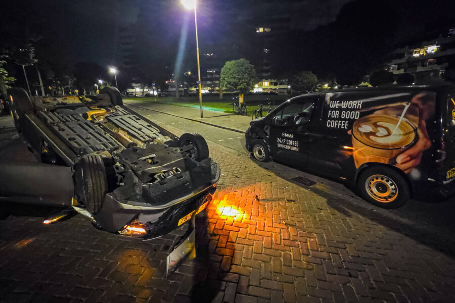 Auto slaat over de kop na botsing met geparkeerde wagen in Eindhoven, bestuurder aangehouden